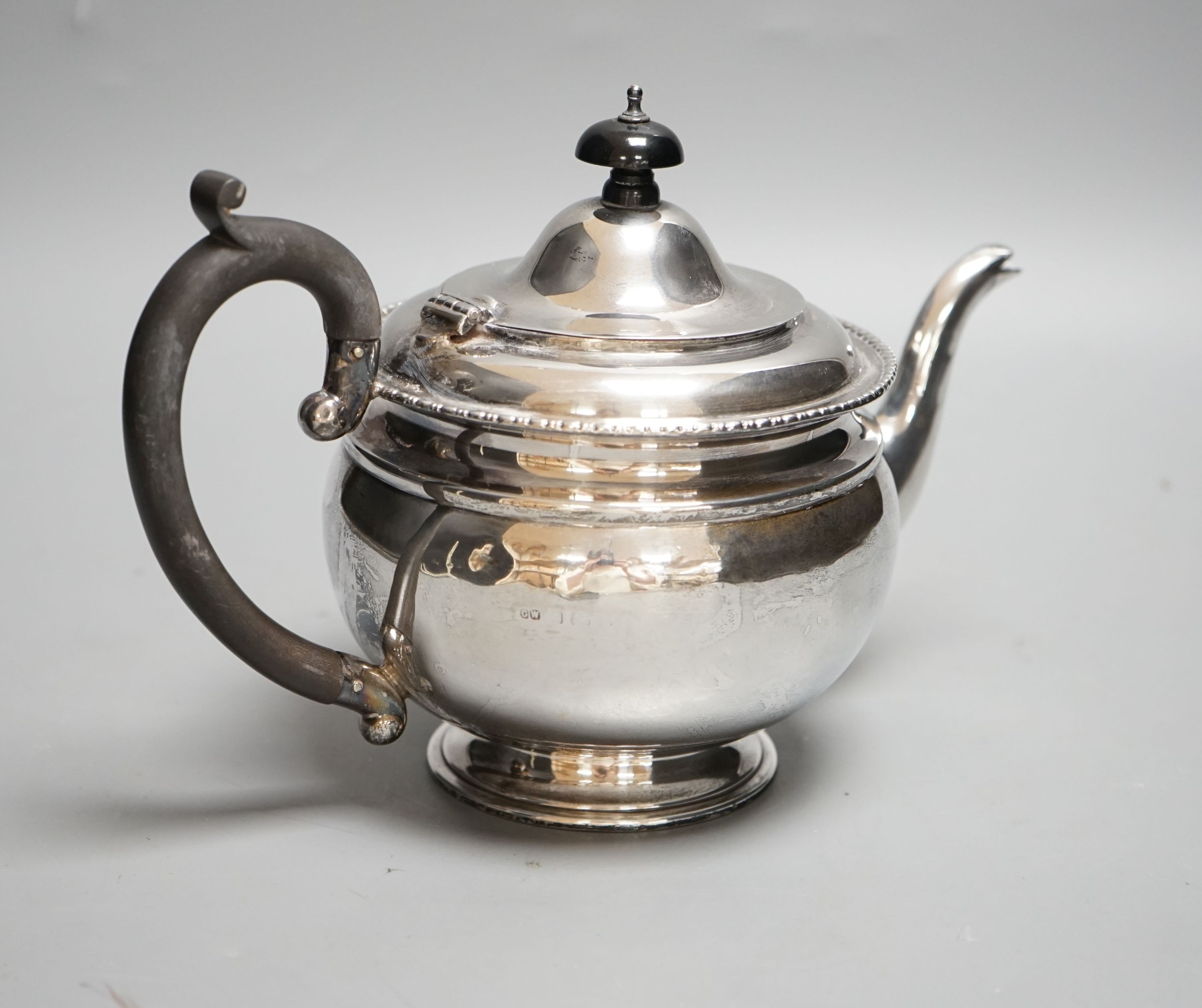 A George V silver teapot, marks rubbed, gross 13oz.